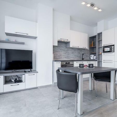 Bpr Chic White Home With Terrace & A/C & Garage Budapeşte Dış mekan fotoğraf